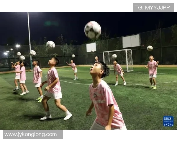 足球明星亲自示范教孩子们跳舞快乐时光尽在这段精彩视频中