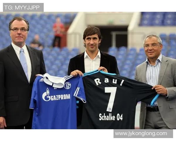 传奇前锋劳尔与7号球衣的辉煌岁月与足球梦想