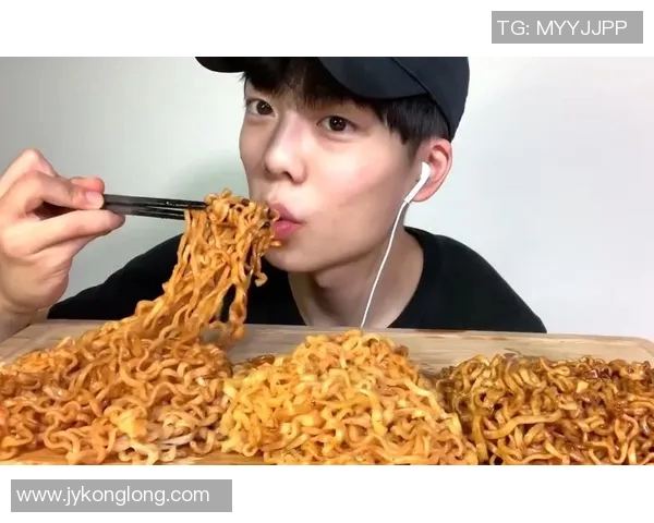 足球明星勇闯火鸡面挑战赛谁能在辣味中胜出引发热议