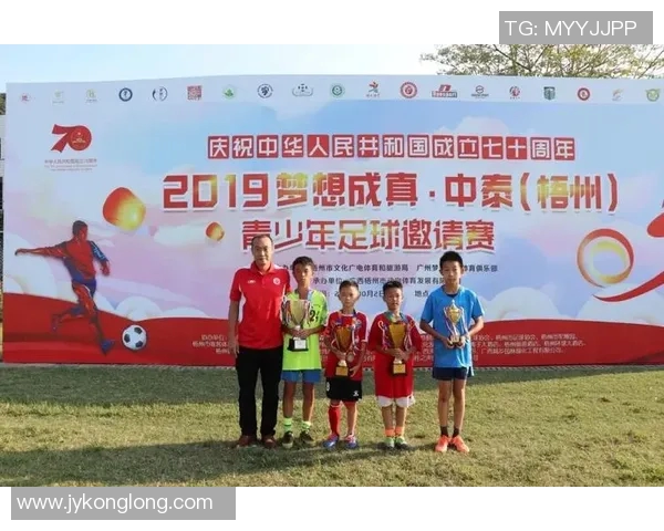 足球明星的奋斗历程与梦想分享演讲稿